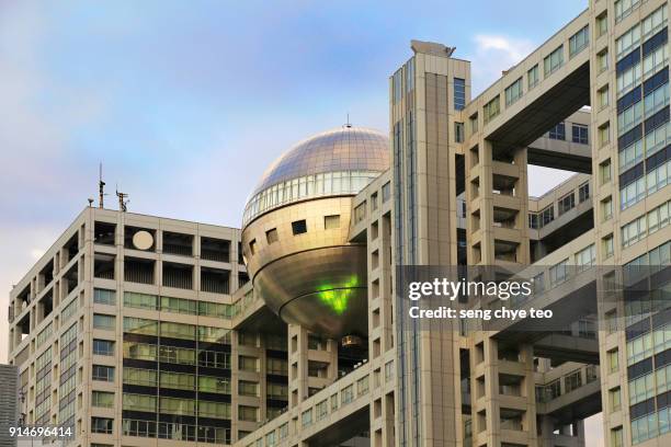 fuji television building in odaiba - fuji television stock-fotos und bilder