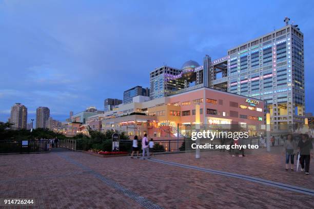 odiaba street with fuji television building - fuji television stock-fotos und bilder