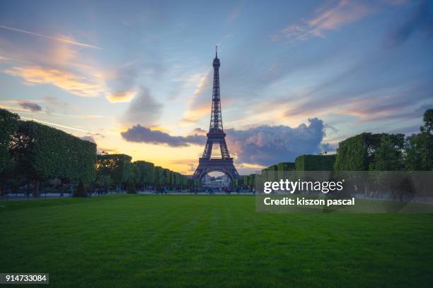 eiffel tower from trocadero garden in paris during sunset , france - champs de mars stock pictures, royalty-free photos & images