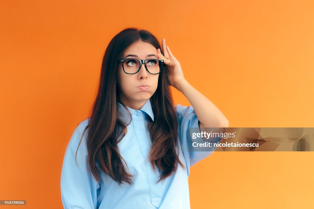 Olvidadiza muchacha inteligente tratando de recordar su Idea inteligente