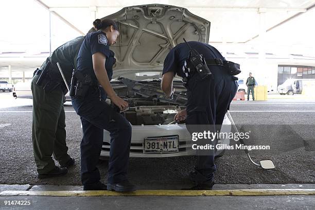 Looking for hidden weapons and ammunitions, Border Patrol and Homeland Security agents inspect a southbound vehicule on the Lincoln-Juarez Bridge...