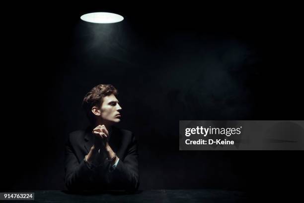 ostaggio - interrogatorio foto e immagini stock