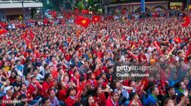 vietnamese football fans rally in nguyen hue street to watch live during historic match u-23 vietnam & u-23 uzbekistan - afc u 23 championship stockfoto's en -beelden