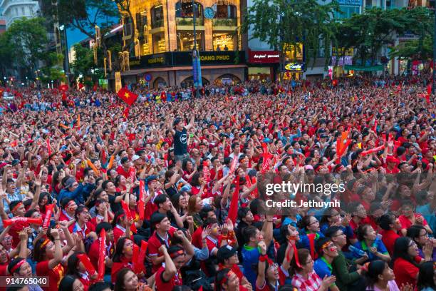 vietnamese football fans rally in nguyen hue street to watch live during historic match u-23 vietnam & u-23 uzbekistan - afc u23 2018 imagens e fotografias de stock