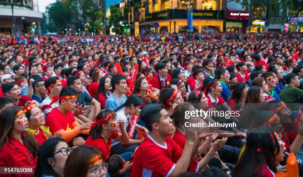 vietnamese football fans rally in nguyen hue street to watch live during historic match u-23 vietnam & u-23 uzbekistan - afc u23 2018 imagens e fotografias de stock