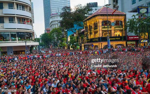 vietnamese football fans rally in nguyen hue street to watch live during historic match u-23 vietnam & u-23 uzbekistan - afc u 23 championship stockfoto's en -beelden