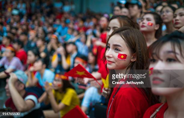 vietnamese football fans rally in nguyen hue street to watch live during historic match u-23 vietnam & u-23 uzbekistan - afc u23 2018 imagens e fotografias de stock