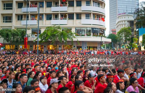 vietnamese football fans rally in nguyen hue street to watch live during historic match u-23 vietnam & u-23 uzbekistan - afc u 23 championship stockfoto's en -beelden