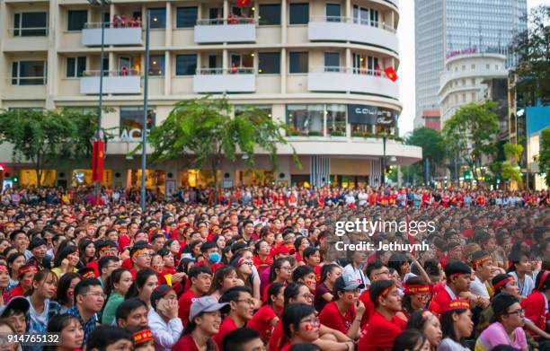 vietnamese football fans rally in nguyen hue street to watch live during historic match u-23 vietnam & u-23 uzbekistan - afc u23 2018 imagens e fotografias de stock