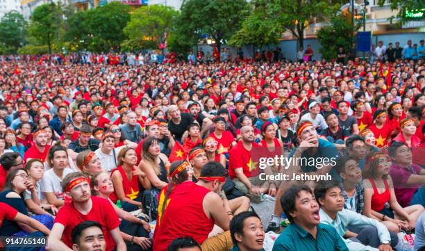 vietnamese football fans rally in nguyen hue street to watch live during historic match u-23 vietnam & u-23 uzbekistan - afc u 23 championship stockfoto's en -beelden