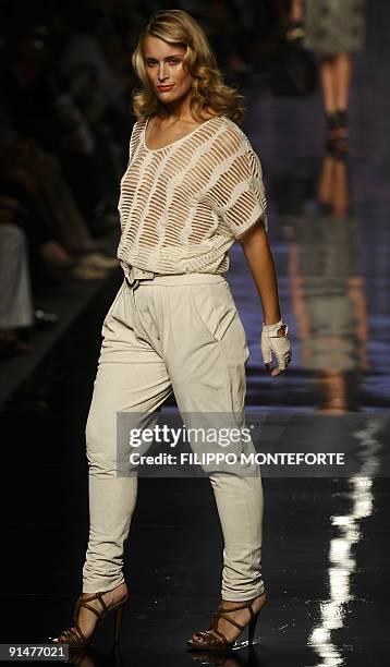 Model displays a creation of Elena Miro' Spring/Summer 2010 ready-to-wear collection on September 23, 2009 during the Women's fashion week in Milan....