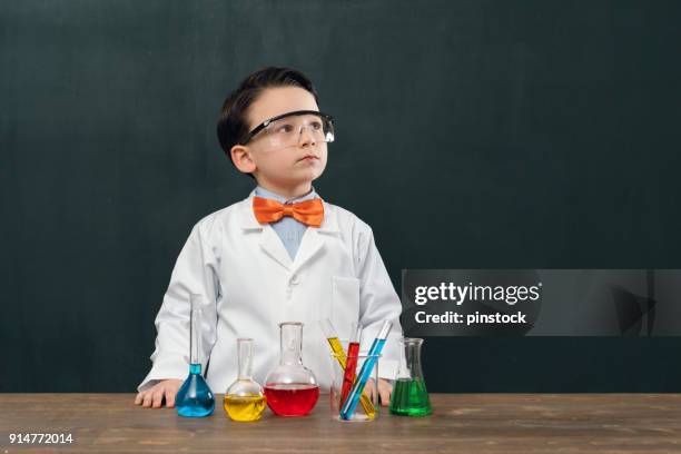 かわいい科学者 - 科学者　子供 ストックフォトと画像