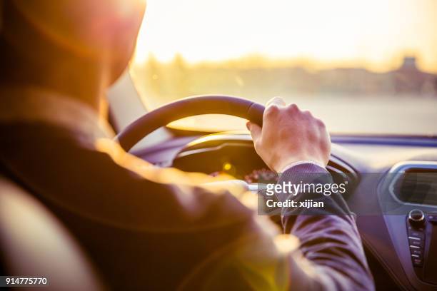mann fährt auto - steering wheel stock-fotos und bilder