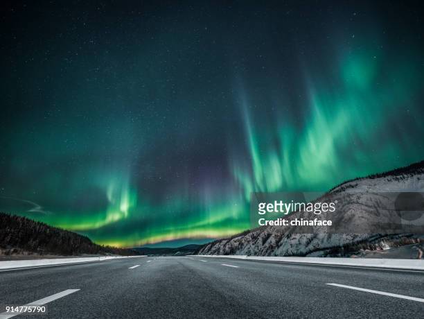 加拿大瀝青路北極光 - aurora borealis 個照片及圖片檔