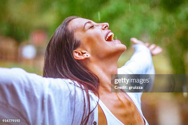pluie d’été douce - les-bras-écartés photos et images de collection
