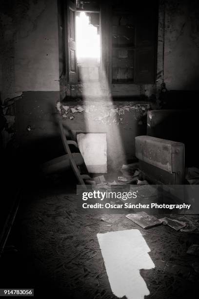 ray of light through the window - dark room stock-fotos und bilder