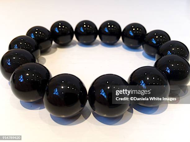 obsidian beads bracelet - obsidian stock-fotos und bilder