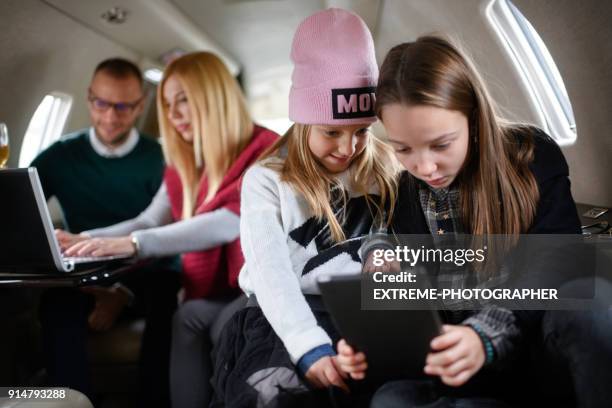 famiglia in aereo - famiglia multimediale foto e immagini stock