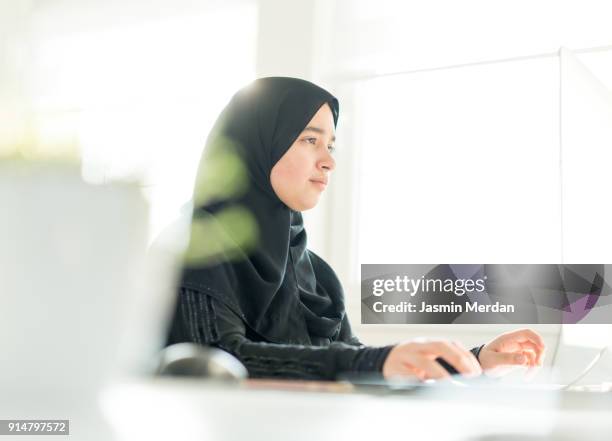 arabic girl working on the internet - arab teen photos et images de collection