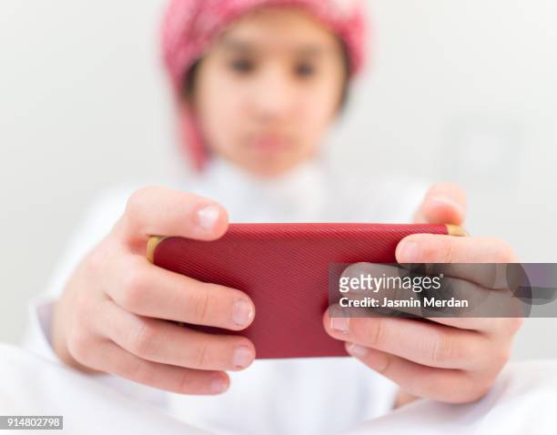 kid with smart phone - arab student kids photos et images de collection