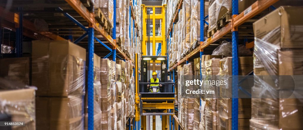 Stapel von Boxen auf Lager Regale