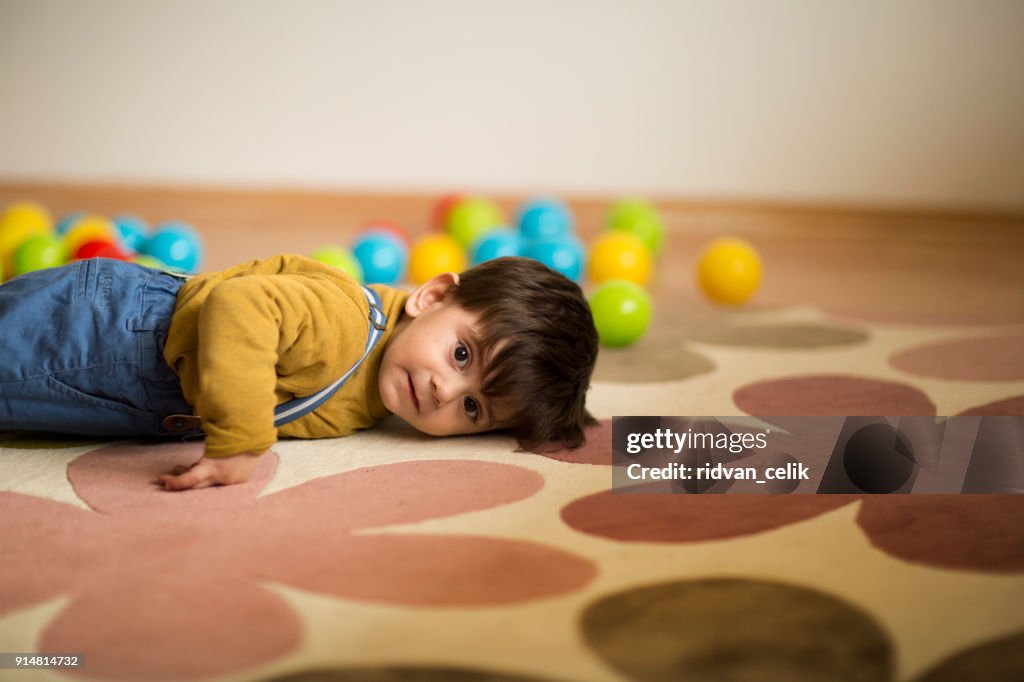 Bambino che gioca con la palla giocattolo