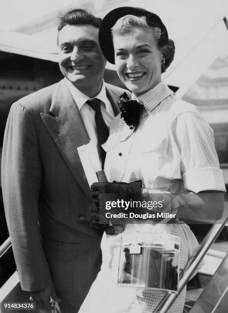 Italian American singer Frankie Laine arrives at London Airport with his wife, actress Nan Grey , 13th August 1952. Laine is due to appear at the...