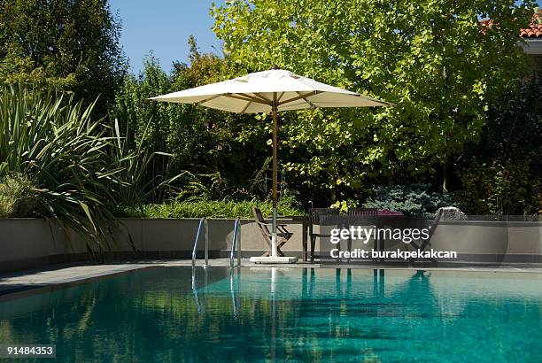 swimmingpool, istanbul, türkei - gartenschirm stock-fotos und bilder