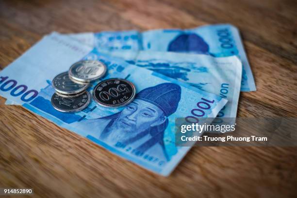 south korean won currency. - 1000 won banknote photos et images de collection
