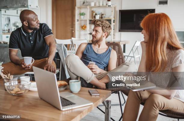 comunidade de likeminded pessoas jovens - parceiro de apartamento - fotografias e filmes do acervo