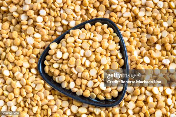 close-up of yellow split lentils, also known as chana dhal - chana stock-fotos und bilder