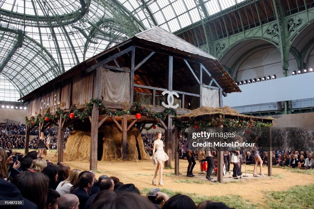 Chanel - Paris Fashion Week Spring/Summer 2010