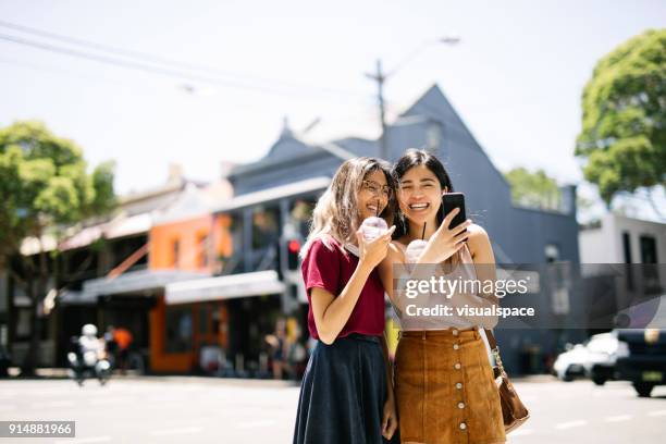 genieten van milkshake in surry hills, sydney - sydney skinny stockfoto's en -beelden