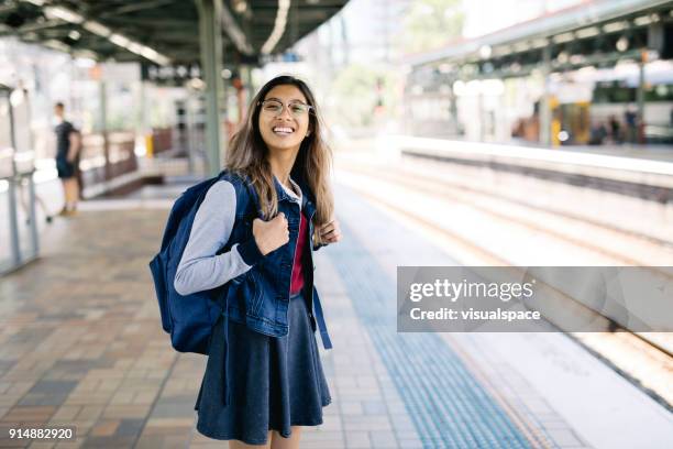 nehmen den zug in sydney bahnhof - sydney skinny stock-fotos und bilder