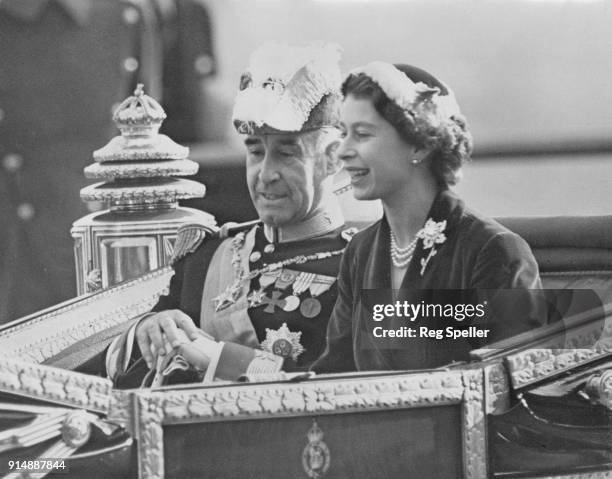 General Francisco Craveiro Lopes , the President of Portugal, leaves Westminster Pier for Buckingham Palace by coach, with Queen Elizabeth II, 25th...