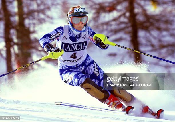 La skieuse française Christel Saïoni passe une porte le 10 mars 2000, lors du slalom spécial sur la piste Agneli à Sestrières, où elle termine...