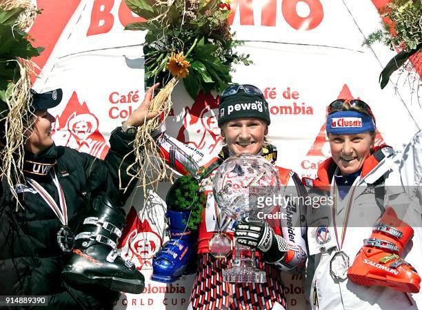 La skieuse slovene Spela Pretnar sourit sur le podium de Bormio apres avoir remportee la premiere place au classement general du slalom de la coupe...