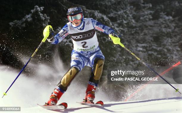 La skieuse française Christel Saioni passe une porte, le 12 février 2000 sur la piste de Santa Caterina, lors du Slalom dames comptant pour la Coupe...