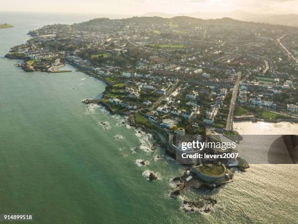 flygfoto över fyrtio fot, sandycove, dublin, irland. - county dublin bildbanksfoton och bilder