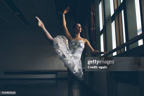 ballerinas-leben - weißes kleid stock-fotos und bilder