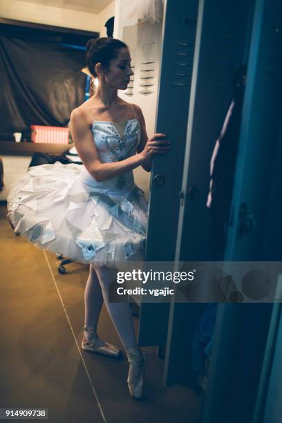 vida de bailarinas - vestuario entre bastidores fotografías e imágenes de stock