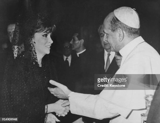 Italian actress Gina Lollobrigida meets Pope Paul VI at the Vatican in Rome, Italy, 6th May 1967. The Pope has granted an audience to various...