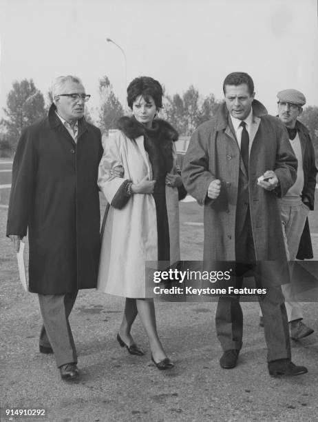 Italian actress Sophia Loren with director Vittorio de Sica and actor Marcello Mastroianni during the filming of 'Ieri, oggi, domani' in Milan,...