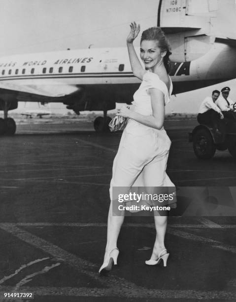 American actress Barbara Loden arrives at Idlewild Airport in New York from Los Angeles, May 1955.