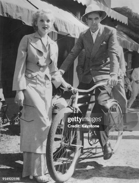 Actress Ida Lupino talks to producer Howard Hughes during a holiday in Palm Springs, California, circa 1940.