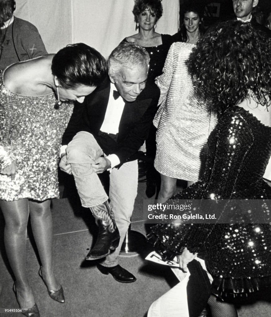 "7th On Sale" To Benefit AIDS Research - November 29, 1990