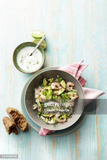salate: quinoa salat mit garnelen, avocado, eisbergsalat, erbsen und schnittlauch - salatdressing stock-fotos und bilder