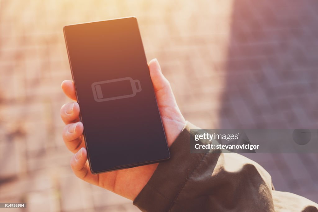 Low battery warning notification on mobile phone