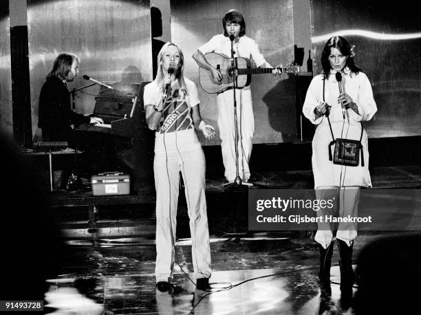 Abba perform live on the Dutch TV programme 'Een Van De Acht' on November 23 1976. L-R Benny Andersson, Agnetha Faltskog, Bjorn Ulvaeus, Anni-Frid...