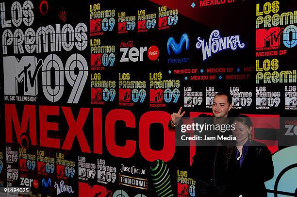 Singers Jesse and Joy arrive at MTV Latino Awards at the Racetrack of the Americas on October 5, 2009 in Mexico City, Mexico